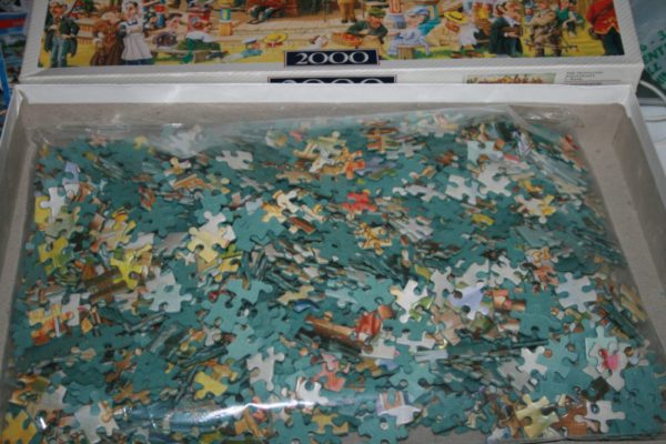 Image of the puzzle 2000, Waddingtons, The Traveling Magistrates, by C. Shields, Sealed Bag, Picture of the bag