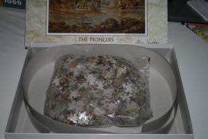 Image of the puzzle 1000, Crown & Andrews, Cradling and Panning for Gold, Picture of the bag