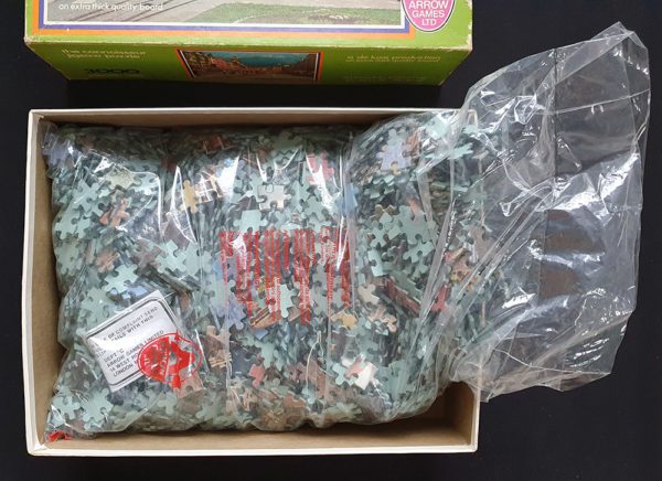 Image of the puzzle 3000, Arrow, The Connoisseur Jigsaw Puzzle 5461. Picture of the bag with pieces puzzle.