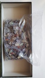 Image of the puzzle 1000, Heye, Vindicta Pendragon, Alchemy Gothic . Picture of the bag with pieces puzzle