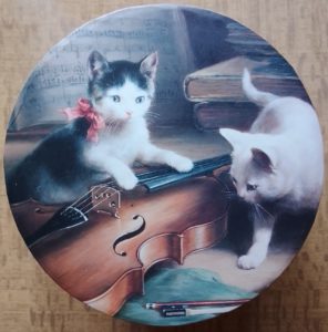 Image of the puzzle 500, Past Times, Victorian Cat Musicians (Double Sided), by Calr Reichert and Henriëtte Ronner-Knip, Complete, Picture of the box