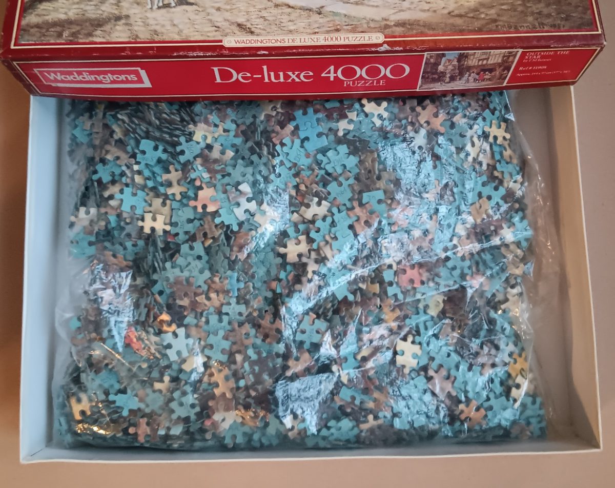 Image of the puzzle 4000, Waddingtons, Outside the Star, by Bennett, Complete, Picture of the Bag