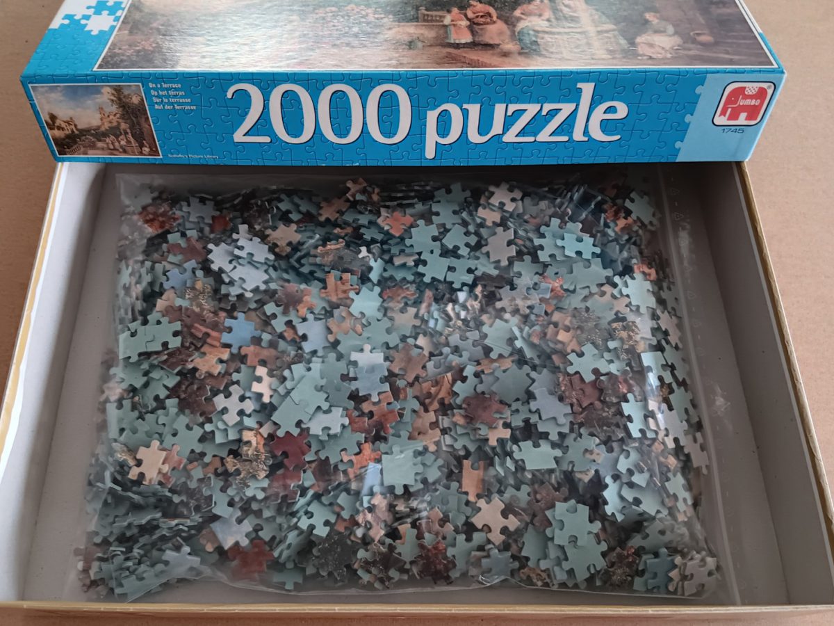 Image of the puzzle 2000, Jumbo, On a Terrace, by Haddon, Complete, Picture of the Bag